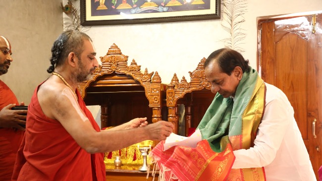 SWAMIJI INVITES TELANGANA CM KCR FOR STATUE OF EQUALITY INAUGURATION